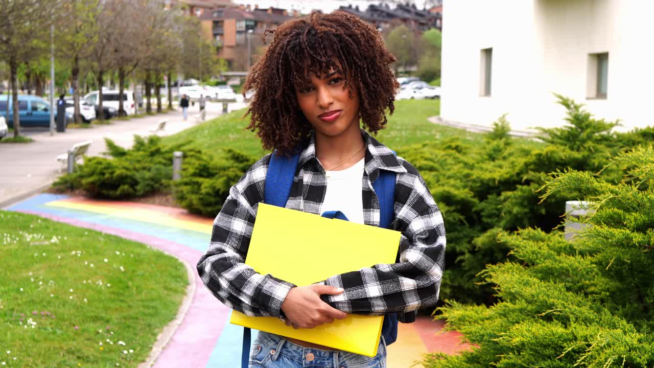 Ung kvinnelig student på campus