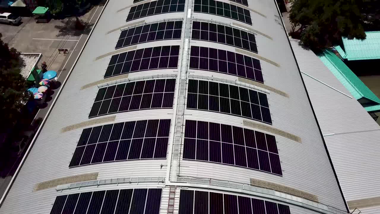 vista aérea de paneles solares en el techo de un edificio moderno