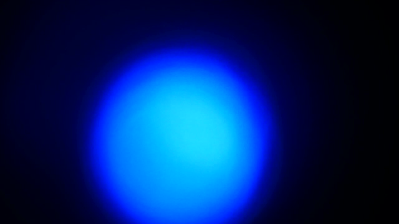 검은색과 파란색 바탕에 반이는 파란색 빛의 구