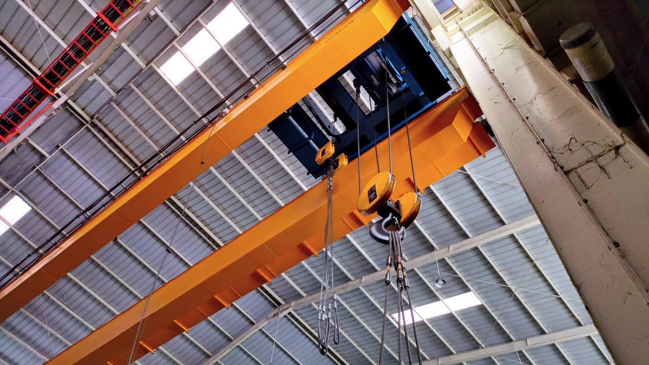 Grande gru a ponte gialla in fabbrica - Concetto di video industriale