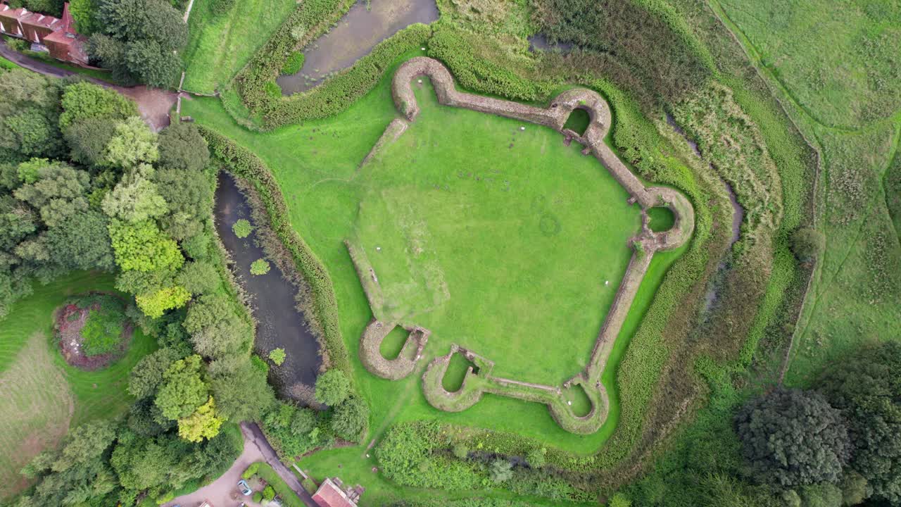 imágenes de video aéreas de los restos del castillo de bolingbroke un castillo hexagonal del siglo xiii, lugar de nacimiento del futuro rey enrique iv, con trabajos de tierra adyacentes
