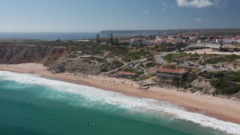 playa del algarve en verano con surfistas y cielos azules clip de dron