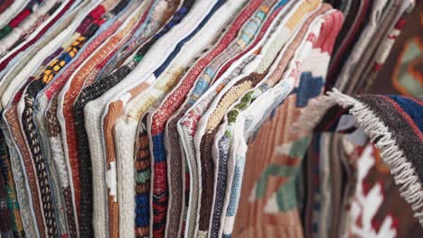 alfombras de colores apiladas para la venta