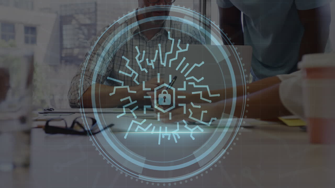 animación del texto de seguridad cibernética, icono de bloqueo, diversos colegas analizando el informe en la mesa en la reunión