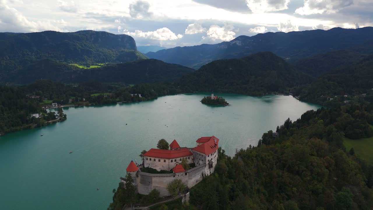 Il castello di Bled sopra il lago di Bled, Slovenia. Vista aerea in una giornata nuvolosa