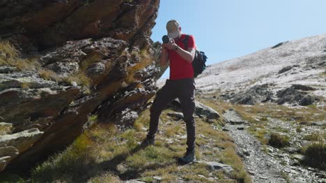 fotógrafo de aventura tomando fotos de paisajes en las montañas