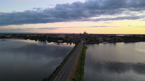 Puesta-De-Sol-Vista-Aérea-Mantova-Ciudad-Italia-Con-Drone-En-4k