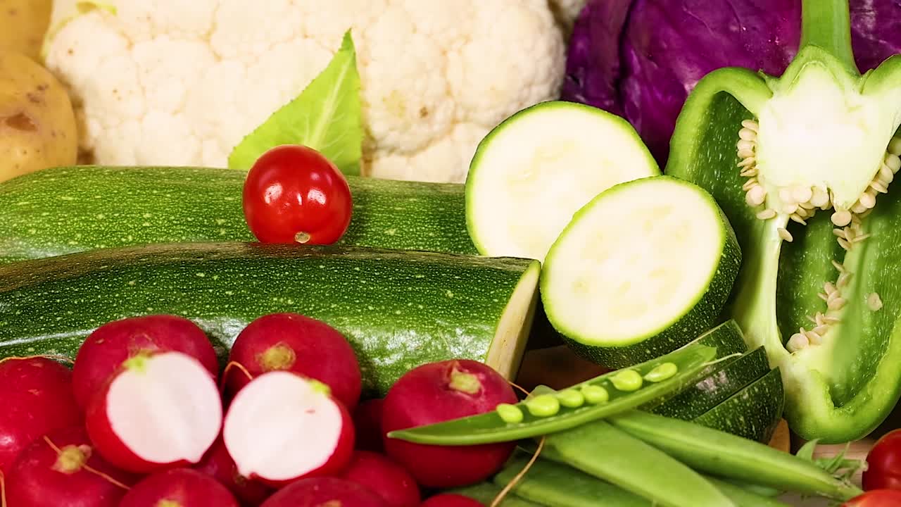 색 배경 에 전시 된 다양한 채소