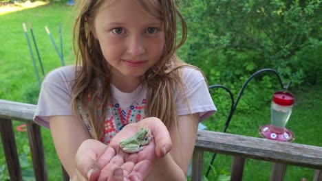 Junges-Mädchen-Halten-Copes-Grauen-Laubfrosch-Mit-Angst-In-Ihren-Augen,-Michigan,-Usa