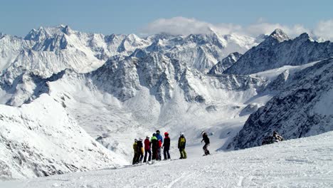 esquiando com a equipe de esqui na geleira pitztal em tirol