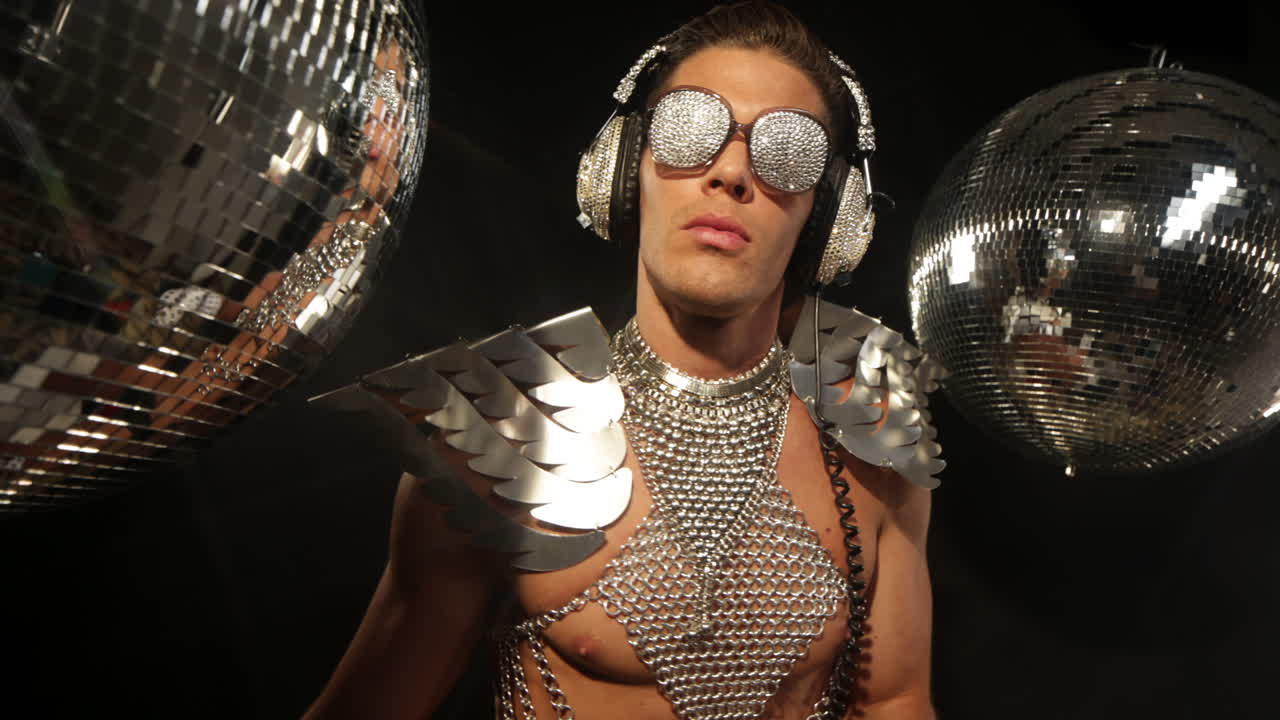 bolas de discoteca de plata gabor 4k 01