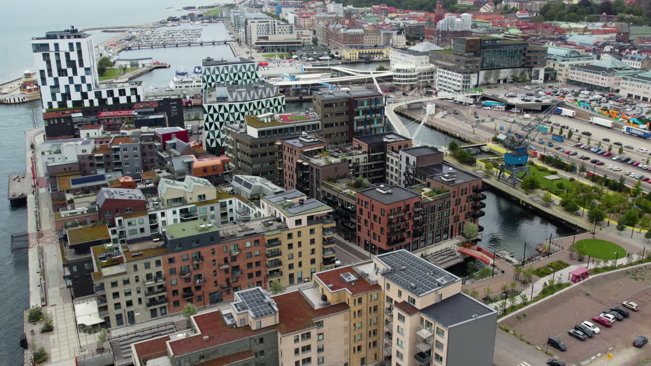 Moderne havneområde Oceanhamnen i sentrale Helsingborg, luftfoto