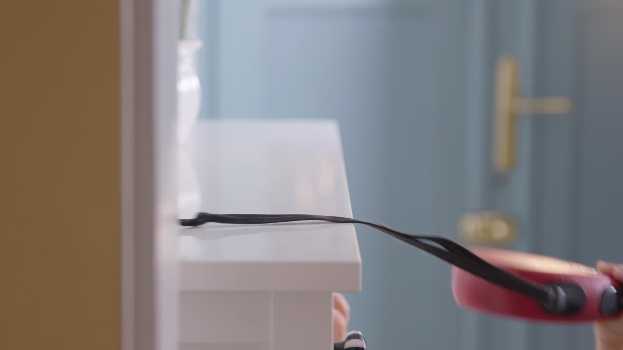 빨간 개 줄을 들고 있는 아이