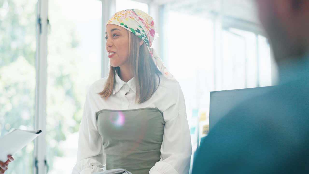 деловые люди, смех и встреча дизайнеров