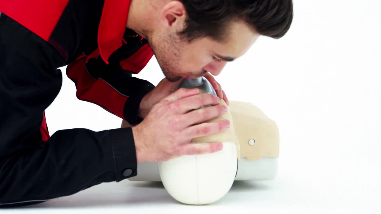 심폐폐소생술 훈련 중의 남성 구급대원