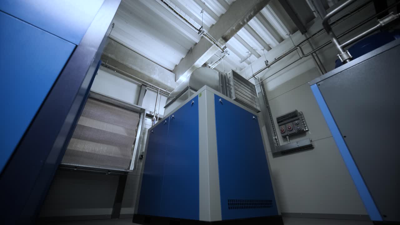 chiller interior industrial y caldera hvac calefacción ventilación sistema de aire acondicionado y línea de tuberías de construcción industrial en el sistema de la sala de bombas de caldera en la fábrica