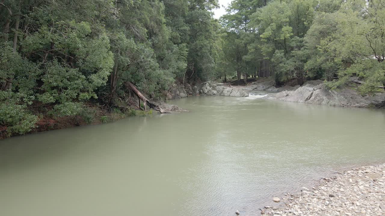 currumbin rockpools con densos bosques alrededor en el valle de currumbin, queensland, australia