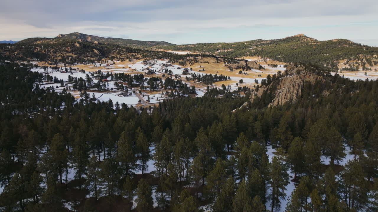 mitad del invierno lento cinematográfico tarde fría invierno bosque de montaña y rocas de hoja perenne colorado