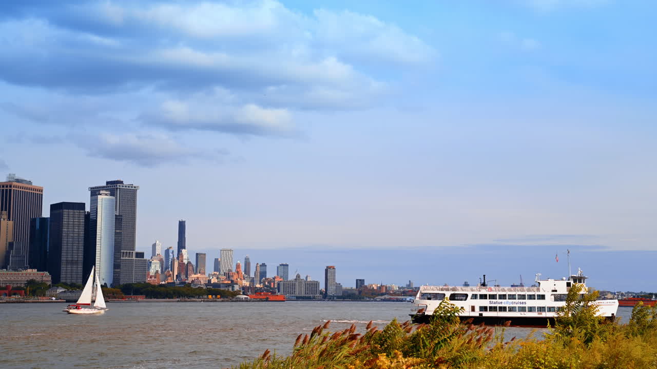 Jersey City, EUA, 11 de julho de 2025: Velejando perto do horizonte de Manhattan. Um veleiro branco desliza sobre o rio Hudson com o horizonte de Manhattan ao fundo.