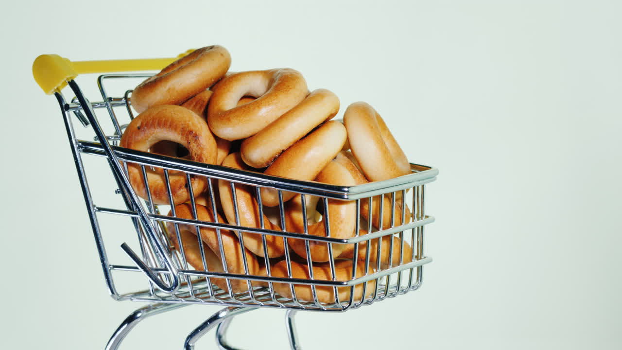 Små bagels i en indkøbsvogn i miniature 4k-video