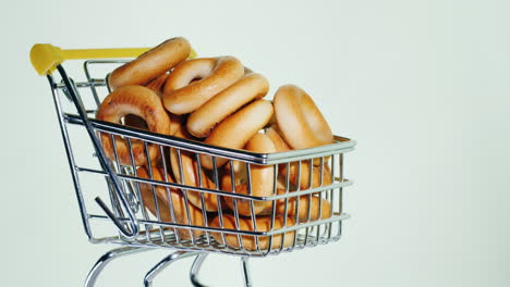 panecillos pequeños en un carrito de compras en video en miniatura 4k