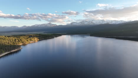 Drone-Aéreo-Del-Amanecer-Temprano-En-La-Mañana-En-El-Lago-Turquesa-Con-Vistas-A-La-Montaña-Cerca-De-Leadville-Colorado-Puesta-De-Sol-Vespertina