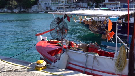 Barco-De-Pesca-Esperando-En-El-Puerto-De-Grecia