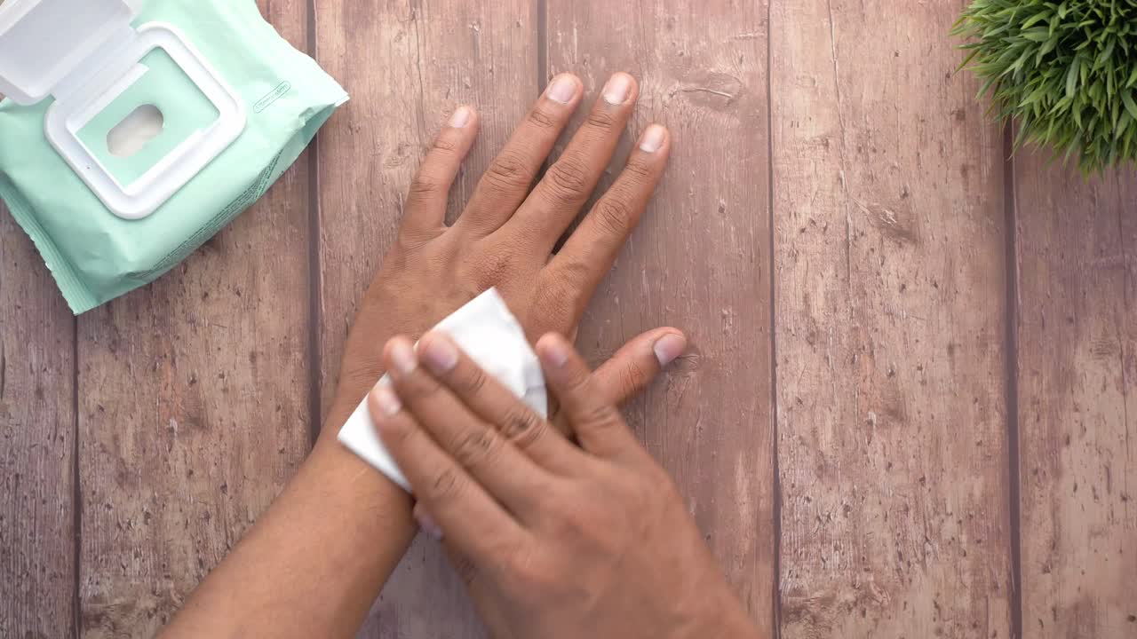 손 위생을 위해 은 지저귀를 사용합니다.