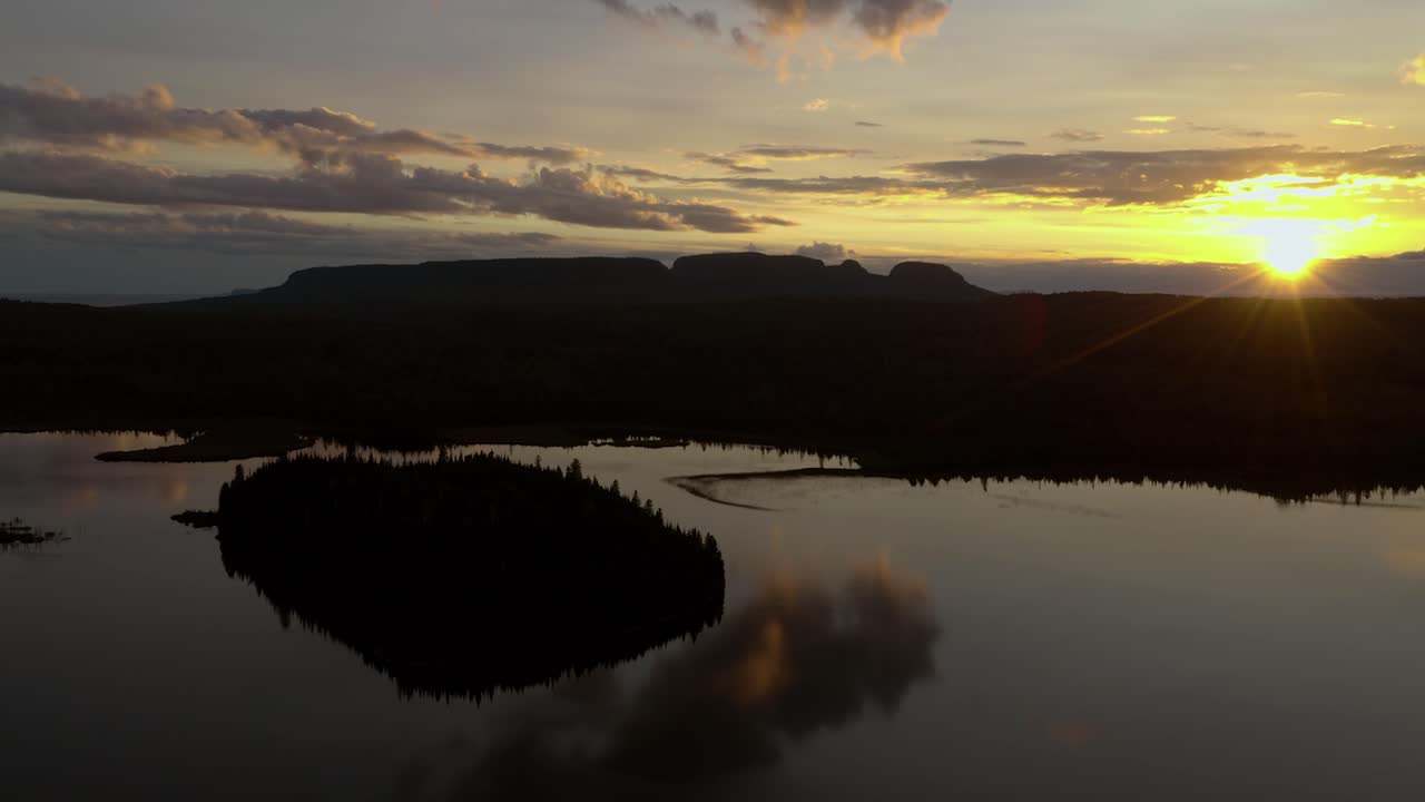 toma aérea sobre el parque provincial del gigante durmiente en el norte de ontario