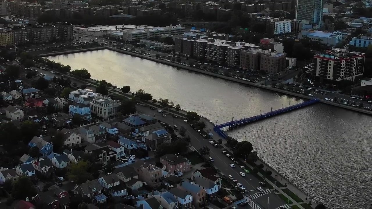 Veduta di New York City con edifici e strade di sera