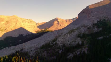 Antena-De-Las-Montañas-Rocosas-Del-Atardecer-Monte-Muir-Backcountry,-Kananaskis,-Alberta,-Canadá