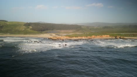 Luftaufnahmen-Von-Drohnen-über-Dem-Pescadero-State-Beach-Von-Der-Halbinsel-Im-Norden-Kaliforniens