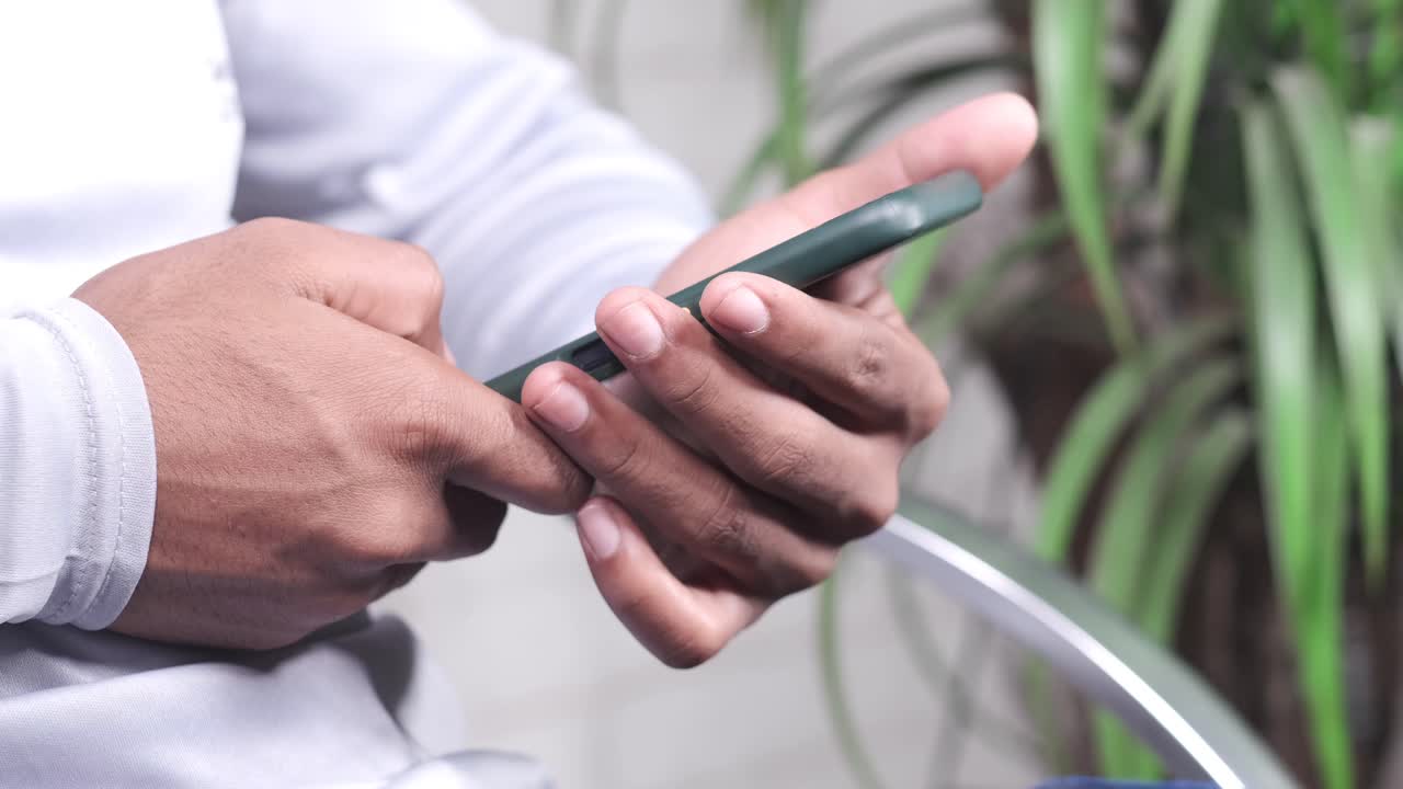 Persona che usa uno smartphone verde scuro