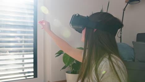 chica con gafas de realidad virtual, observando y tocando objetos en realidad virtual