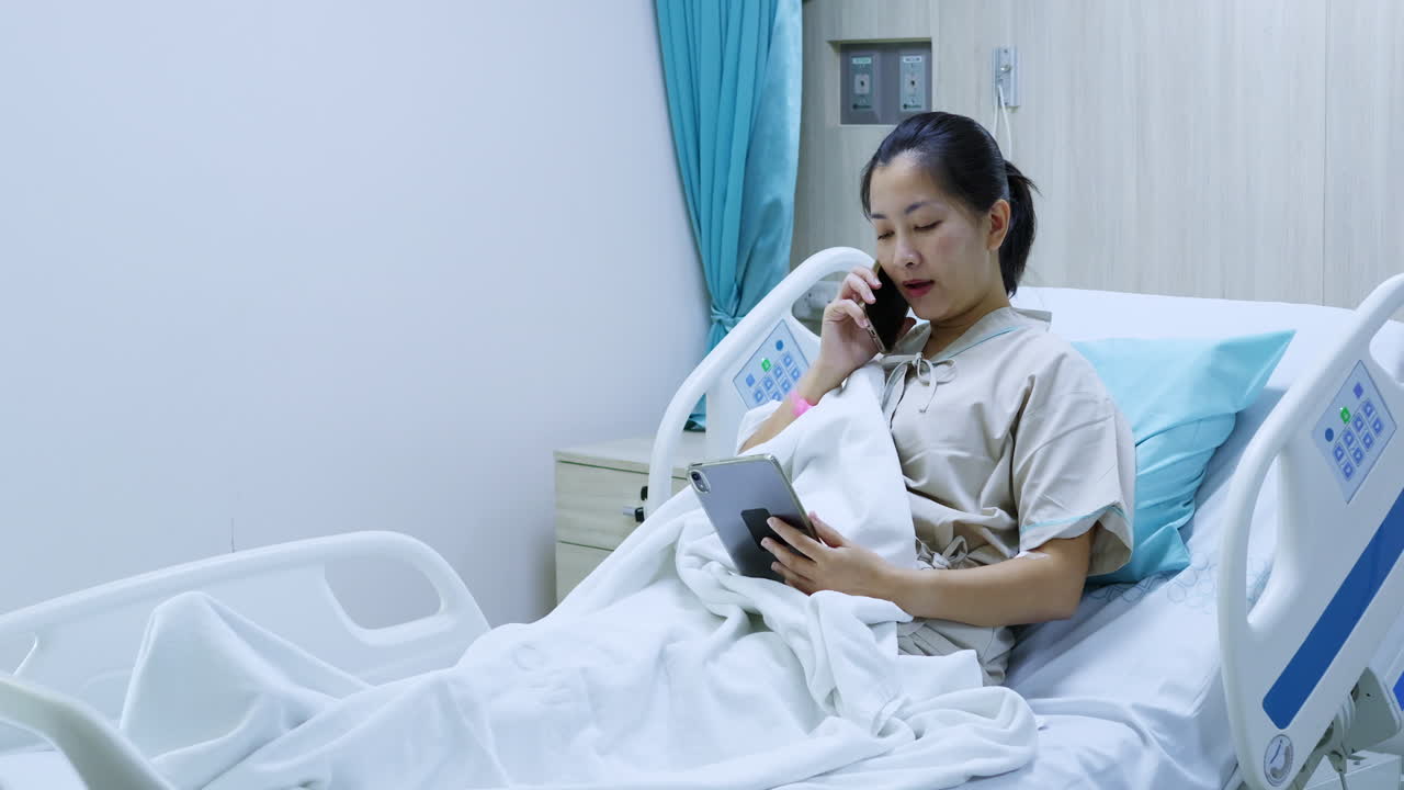 患者が、回復中に心の安らぎを求めて病院のベッドから愛する人々とつながっています。