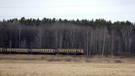 Luftaufnahme-Des-Zuges-Riga-Jurmala,-Kreuzung-Babite,-Lettland,-Nordeuropa,-Wald,-Stromleitungen