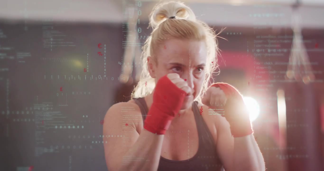 Boxérka provádějící údery jab a cross, aktivující datovou překryvnou vrstvu zobrazující techniku s červenými bandážemi na box.