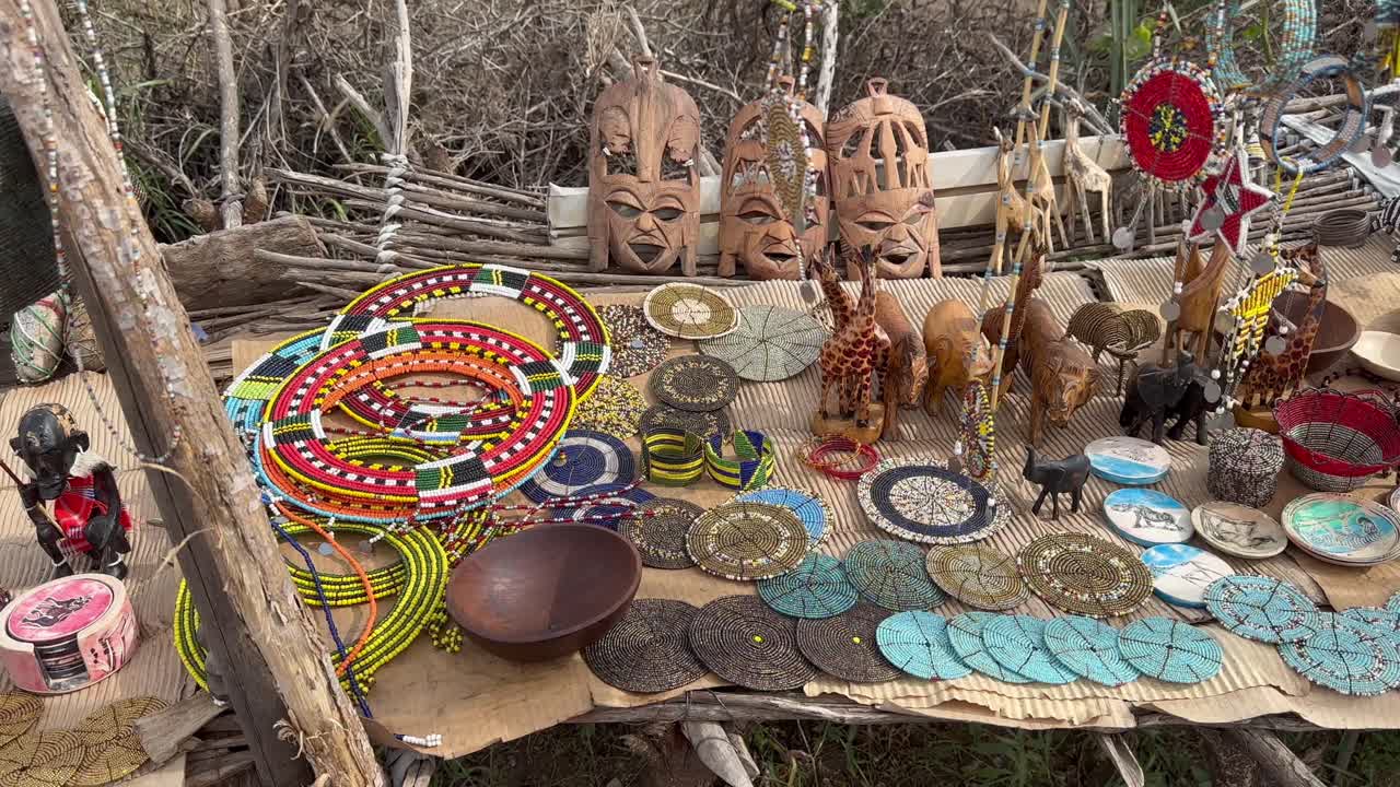 Lembranças para turistas na aldeia Maasai em Ngorongoro, Tanzânia.