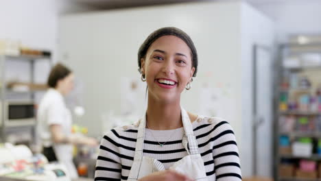 Glückliche-Frau,-Gesicht-Und-Lächeln-In-Der-Bäckerei