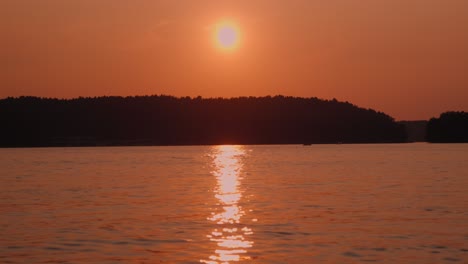 Rojo-Atardecer-En-El-Lago-A-Cámara-Lenta