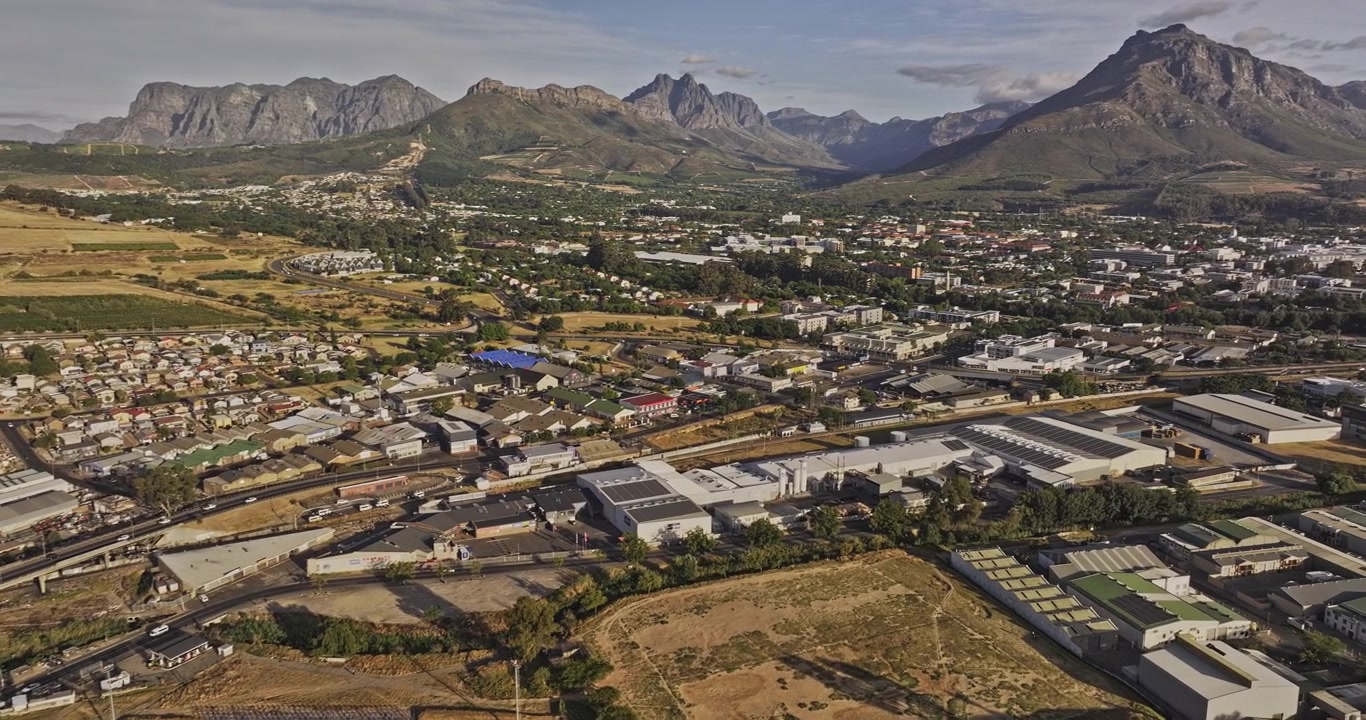 Stellenbosch, Sudafrica. Sorvolo aereo v21 sopra il quartiere di Kayamandi, Tenantville e Plankenbrug, sotto imponenti crinali montuosi - Ripreso con Mavic 3 Pro Cine - 6 gennaio 2024