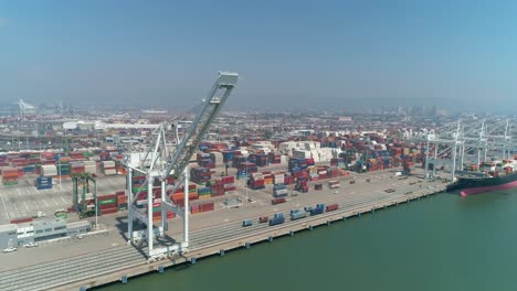 vista aérea de portacontenedores y grúas de elevación en el puerto de oakland california
