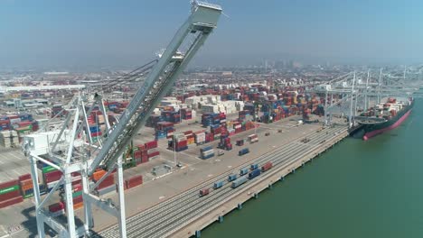 vista aérea de portacontenedores y grúas de elevación en el puerto de oakland california