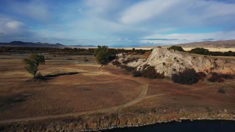 Tiro-Deslizante-De-La-Meseta-Cerca-De-Una-Ruta-De-Senderismo-En-Montana