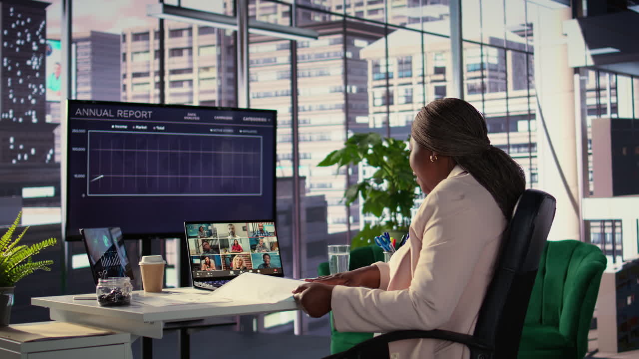 mujer de negocios en videoconferencia