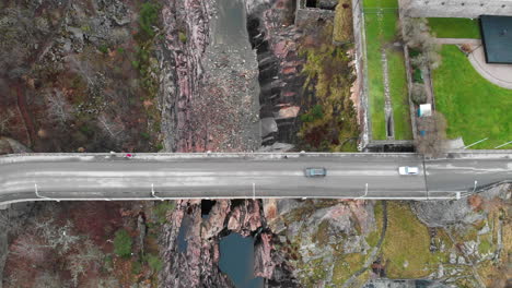 Vista-Aérea-Estática-De-Pájaro-Desde-Arriba-Del-Puente-Oskarsbron-Oskar-En-Las-Cascadas-Secas-De-Trollhättan-Y-Esclusas-En-Suecia-Con-Vehículos-Cruzando-El-Puente-De-La-Carretera