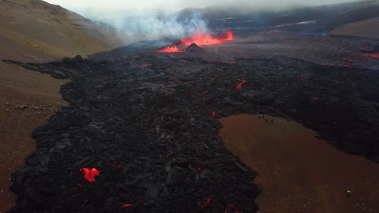 vista aérea del paisaje de lava en erupción en el valle de meradalir, del volcán fagradalsfjall, con humo saliendo