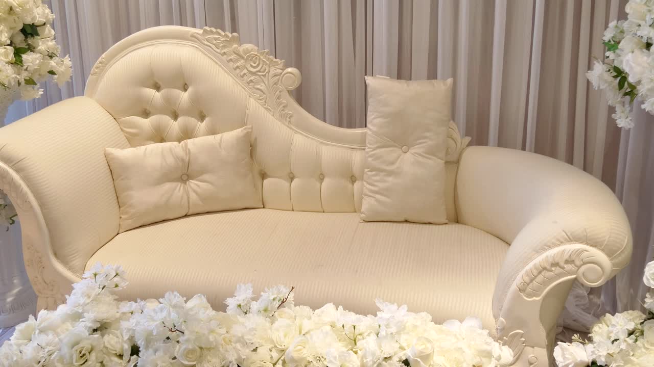 결혼식 피로연을 위한 우아한 소파 샷