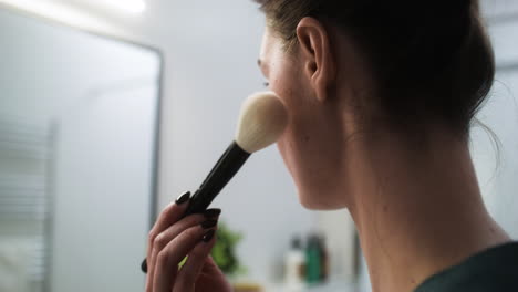 mujer en el baño