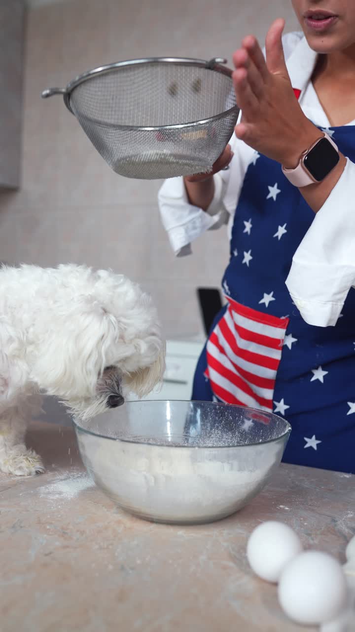 perro y mujer horneando juntos